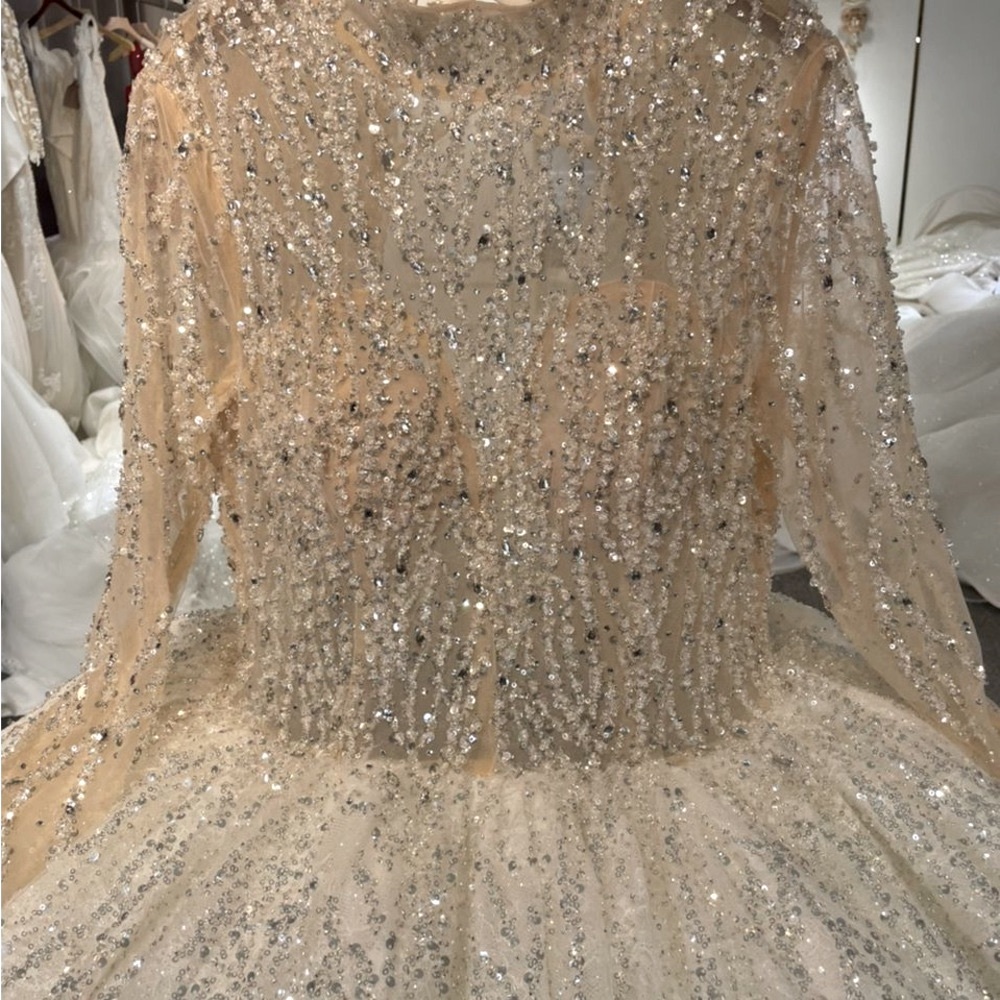 New design luxury wedding dress. - Picture 3 of 5